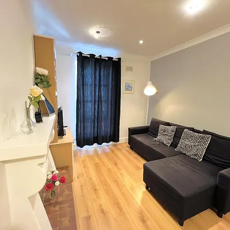 One Bedroom In Centre Apartment *